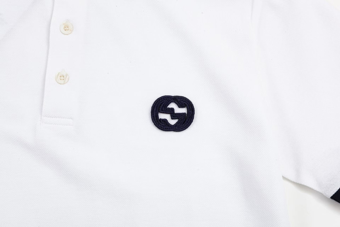 Contrast collar with patch embroidery